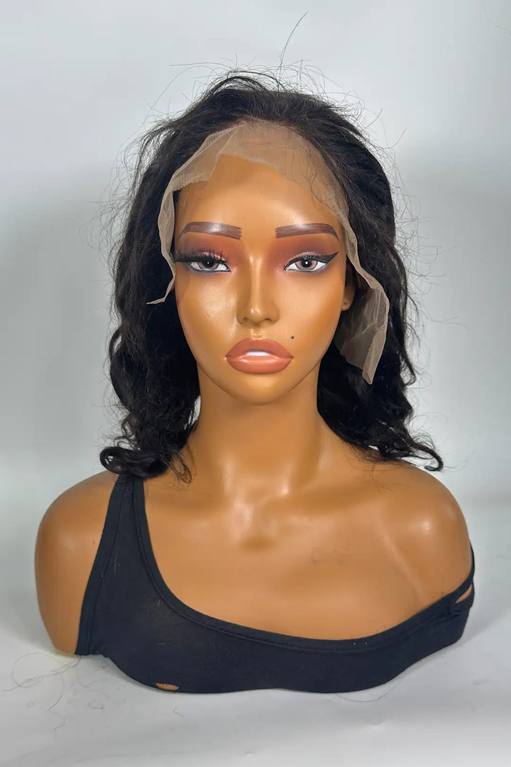 Perruque Body Wave couleur naturelle avec dentelle frontale 13x6 et faux cuir chevelu 10 pouces