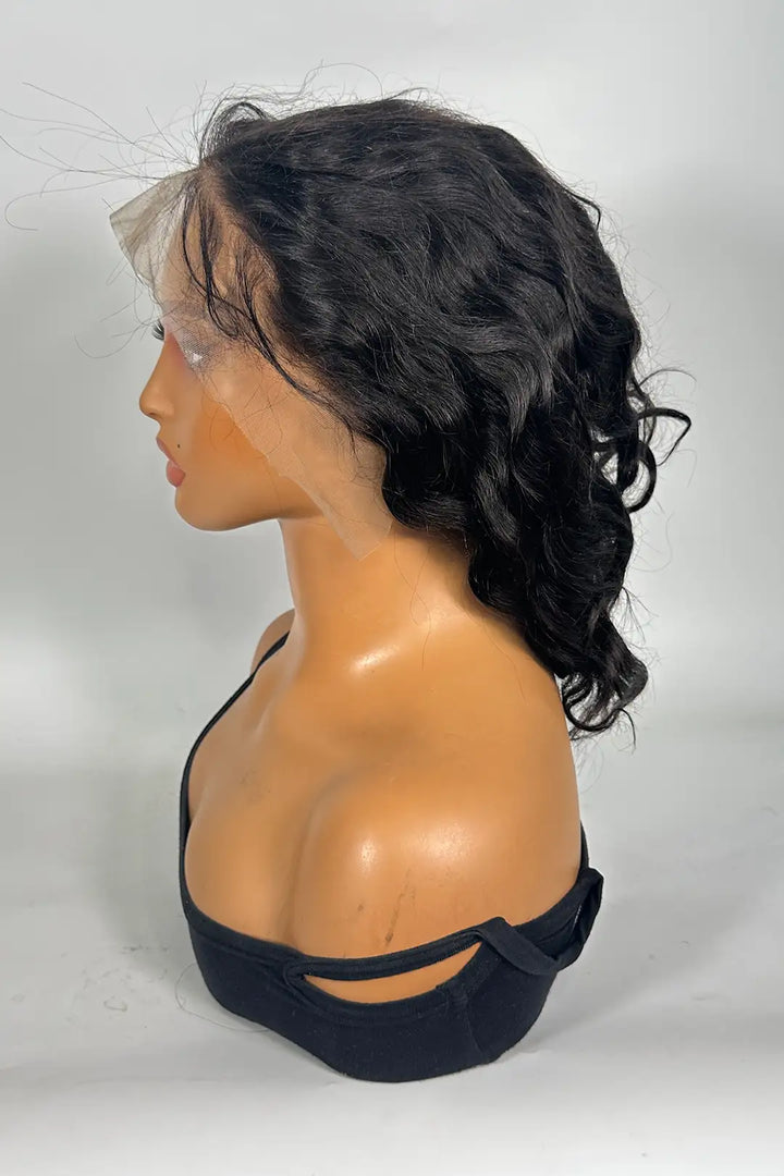 Perruque Body Wave couleur naturelle avec dentelle frontale 13x6 et faux cuir chevelu 10 pouces