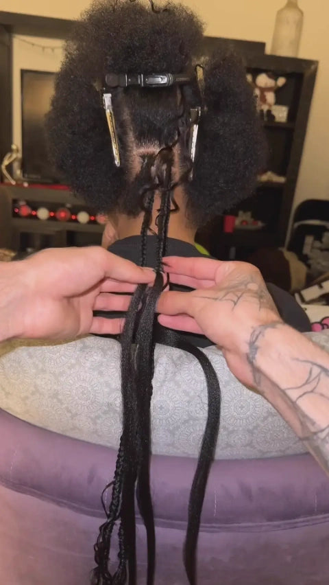 Internet Celebrity Jaydon Is Demonstrating The Braiding Process Of Pre-Divided Water Waves