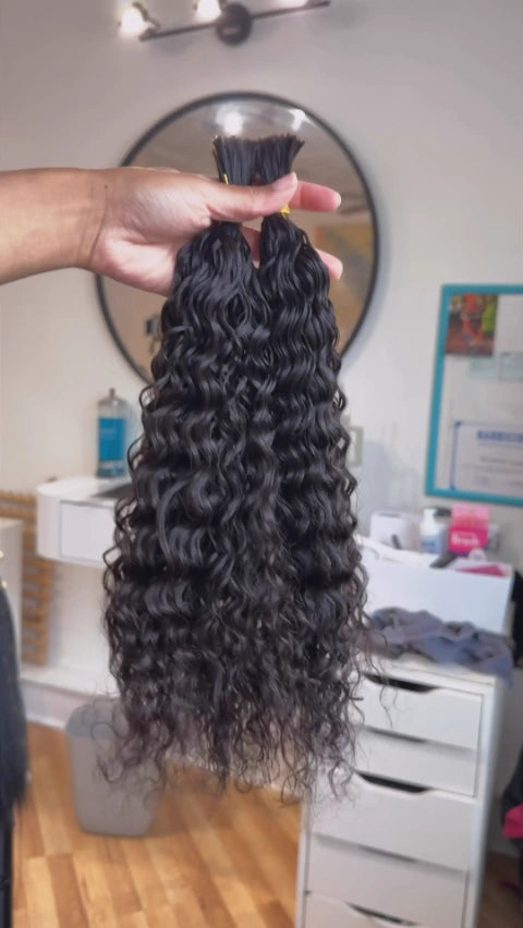 Internet Celebrity braidsbychinia Is Demonstrating The Braiding Process Of Pre-Divided Water Waves