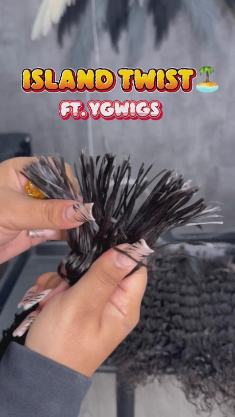 Internet Celebrity Jayda Is Demonstrating The Braiding Process Of Pre-Divided Water Waves