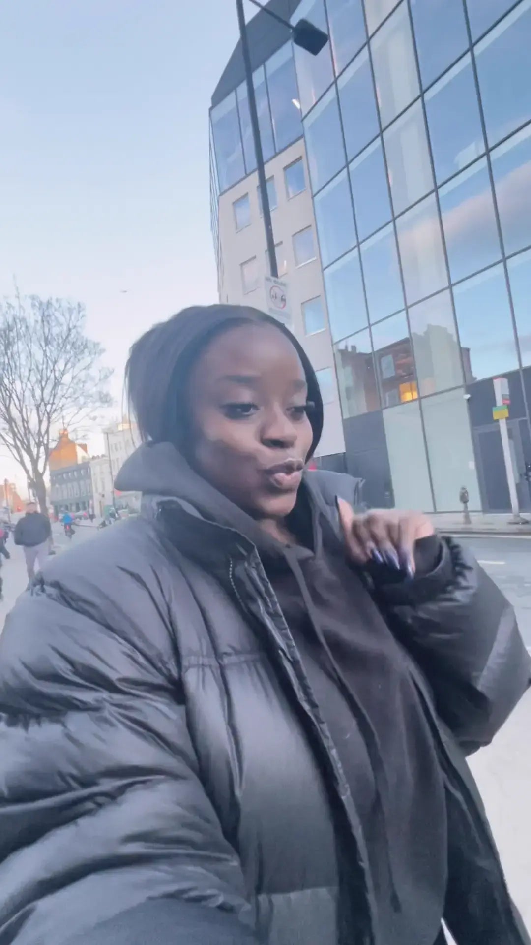 Tiktok Influencer-onyiokorie Is Showing The Process Of Braiding #27/#613 Piano-Colored Dark Wavy Hair-01