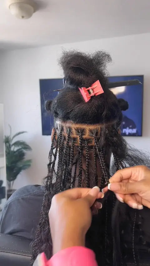 TikTok influencer I_am_kiabia Shows The Braiding Process Of Double-Drawn Deep-Wave Bulk Human Hair