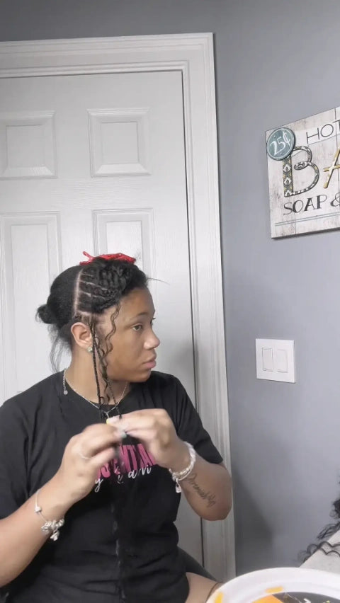 Tiktok Influencer-kiarrigoolsby is Showing The Braiding Process Of Wavy Loose Hair