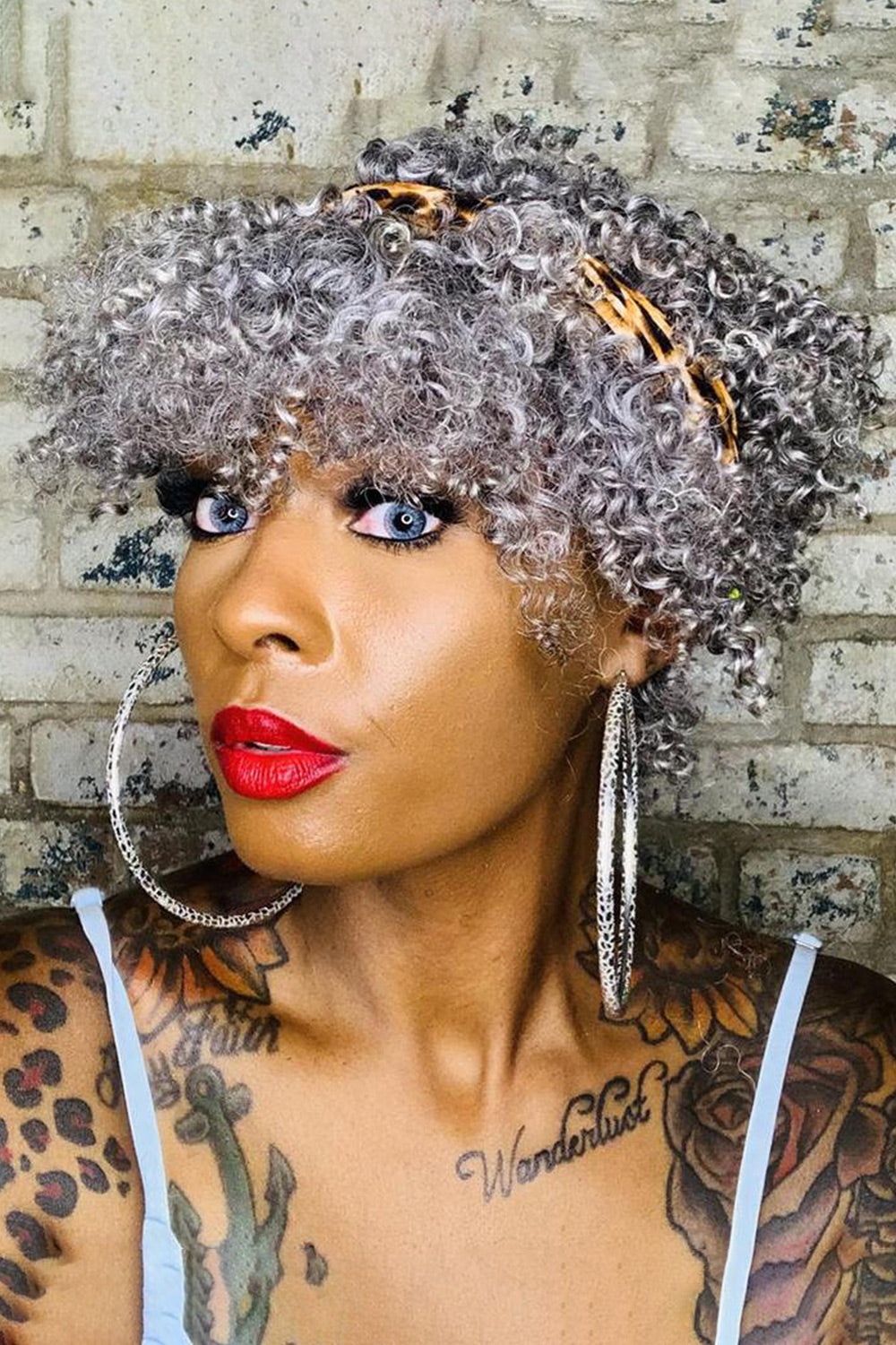 Perruque Bob bouclée gris argenté courte pour dame cheveux humains sans dentelle MM02