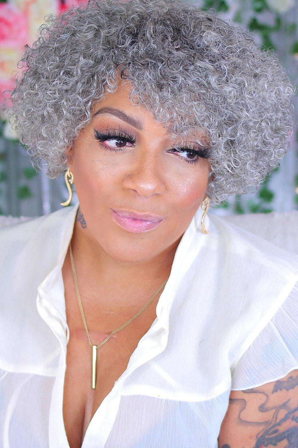 Perruque Bob bouclée gris argenté courte pour dame cheveux humains sans dentelle MM02