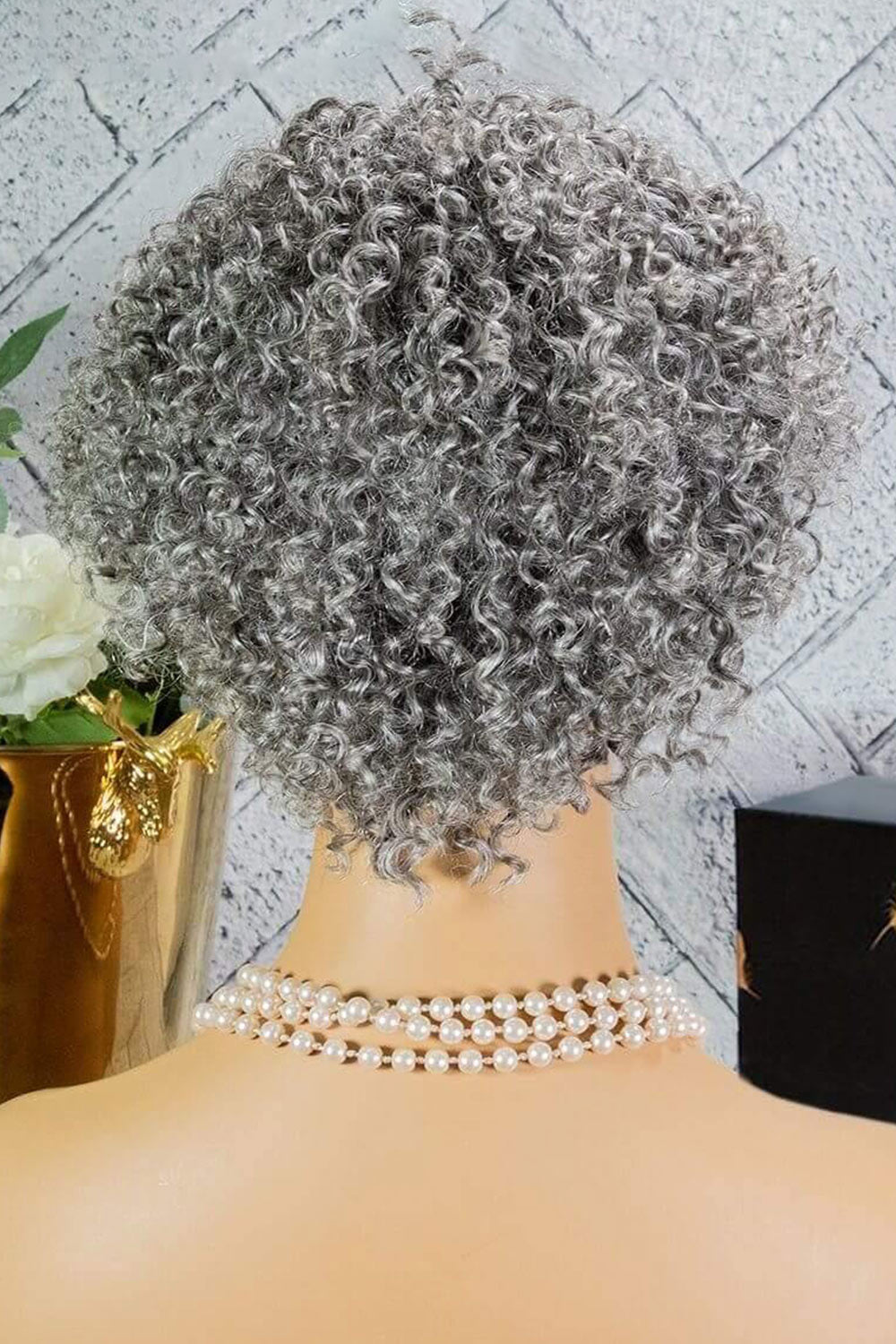 Perruque Bob bouclée gris argenté courte pour dame cheveux humains sans dentelle MM02