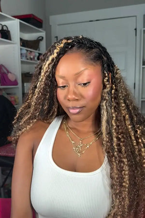 Ins influencer ashleythemogul shows the braiding process of 4/27 mixed color water deep wave feather crochet hair
