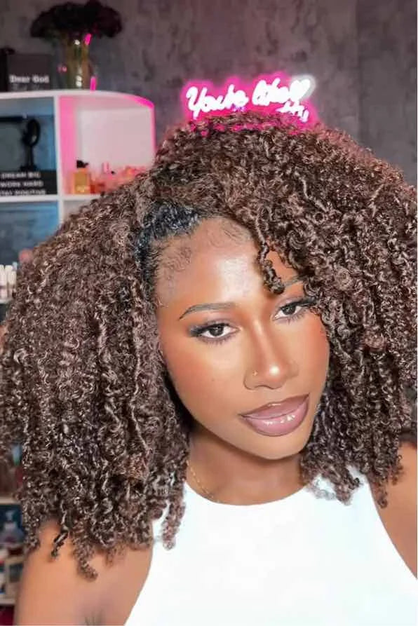 Tiktok influencer arriisbad shows the braiding process of t1b/4 ombre color tight curly feather crochet hair extension