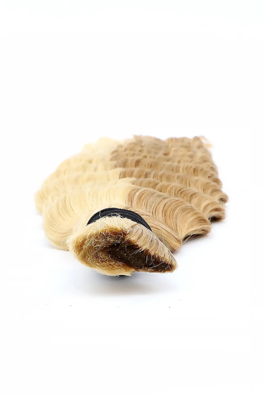Detail of the ends of 27 613 piano color deep wave bulk hair for braiding bu25
