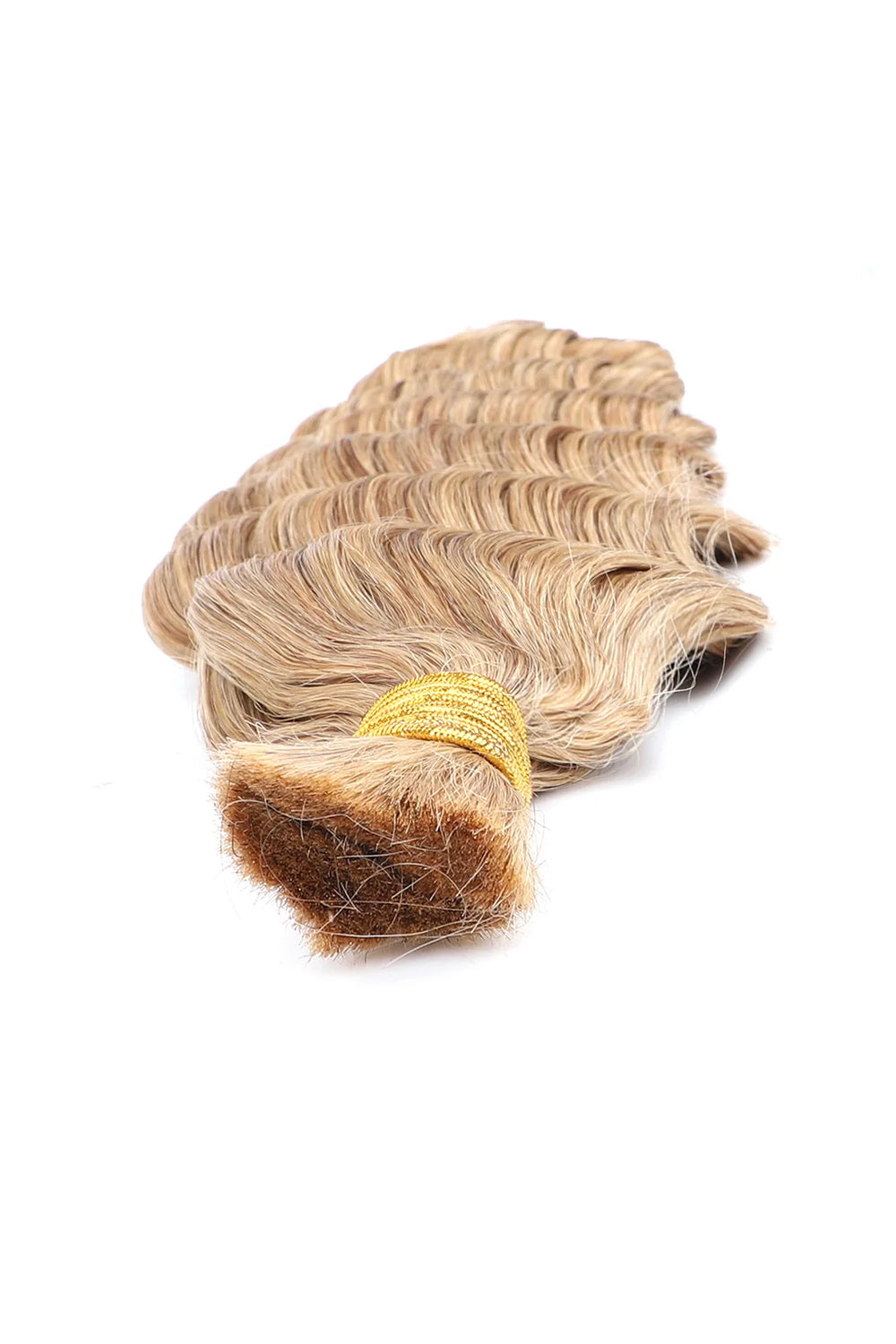 Detail of the ends of double drawn 27 honey blonde bulk hair loose wave bu65