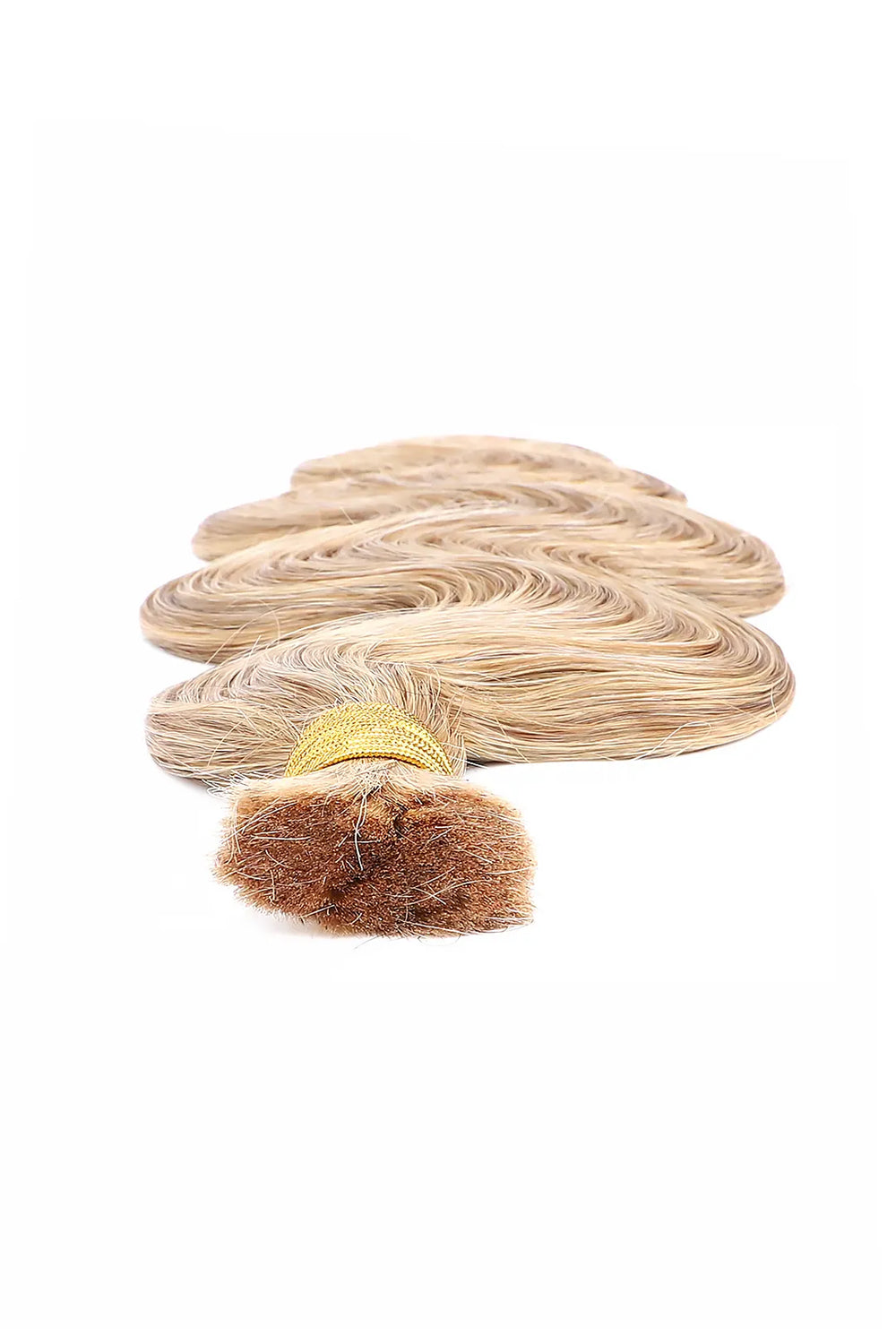 Detail of the ends of double drawn body wave medium blonde bulk hair bu58