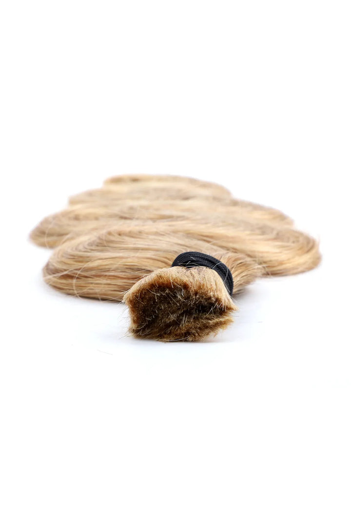 Detail of the ends of medium blonde bulk hair for braiding body wave bu50