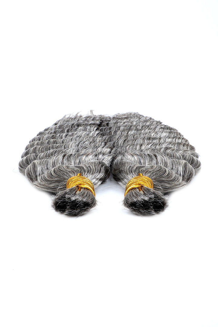 Detail of the ends of salt and pepper bulk hair deep wave 70% gray bu32