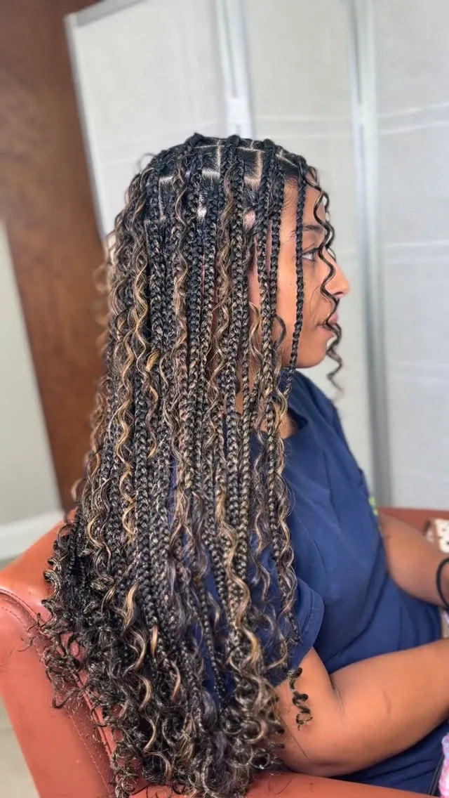 Black and blonde boho knotless braids with loose curly strands and square parting, hairstylist in Zachary, LA
