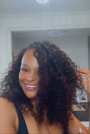 Ins influencer iamericaholcomb shows the braiding process of deep wave braiding feather crochet hair