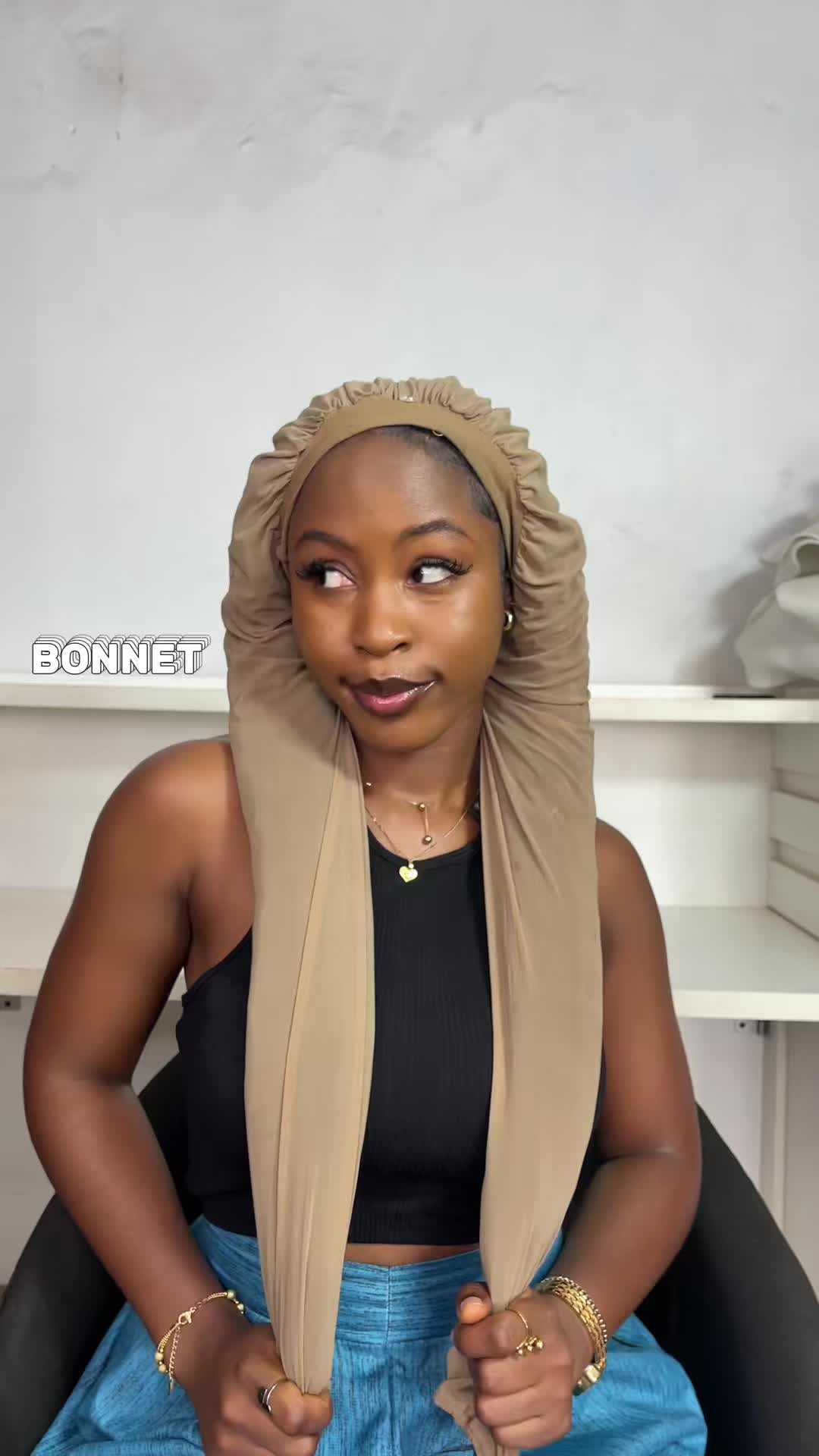 Internet Celebrity Favourrrr_ike Is Demonstrating How To Use Bonnet