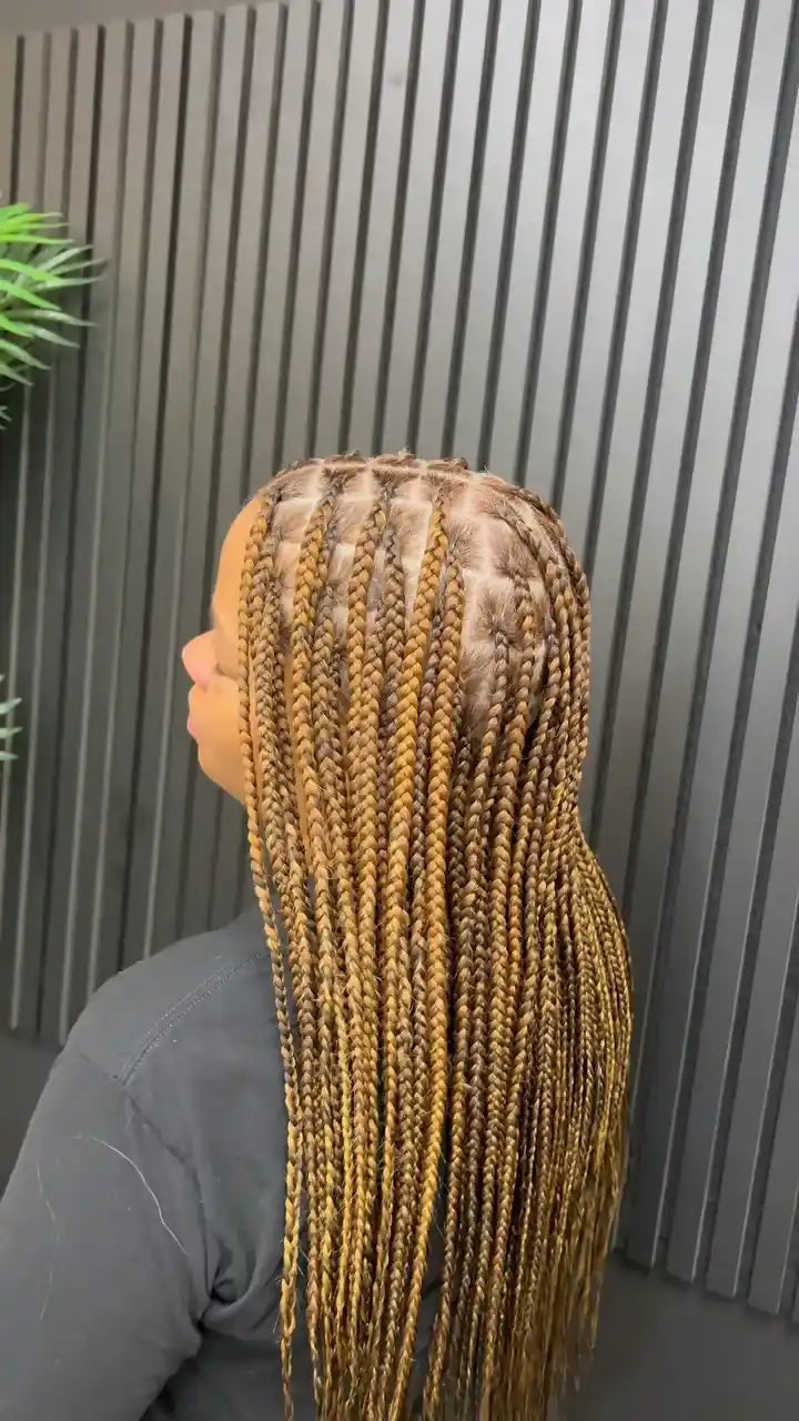 Long honey blonde knotless box braids, hairstylist located in Reisterstown, MD