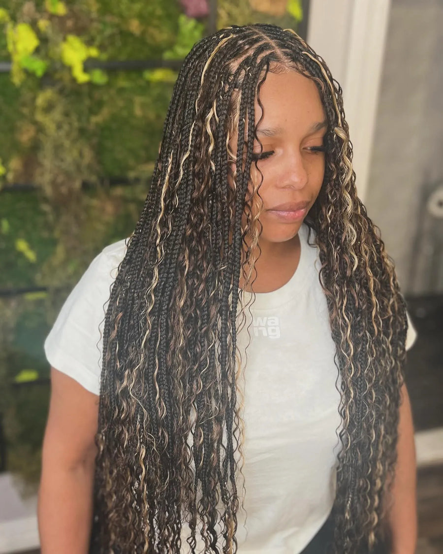 Boho knotless braids with blonde curly highlights and loose wavy pieces, hairstylist in Brooklyn, NY