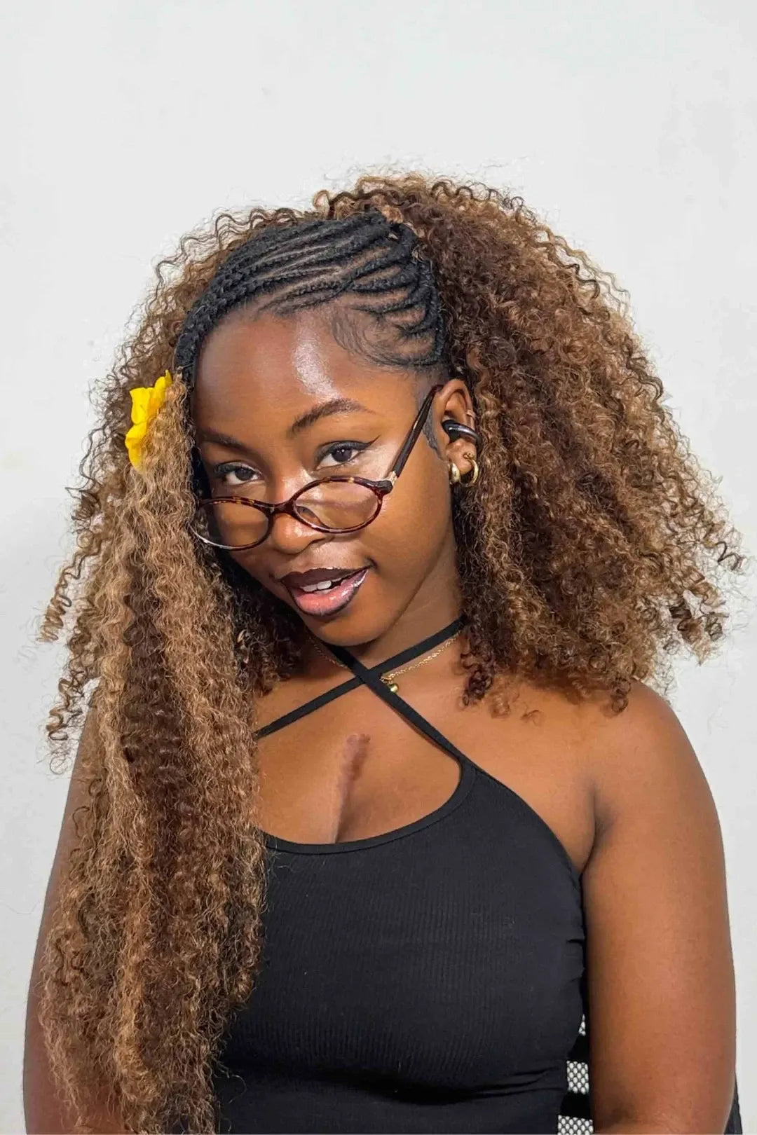 Model display picture of 4/30 mixed color burmese curly with spiral curls crochet miracle knots hair