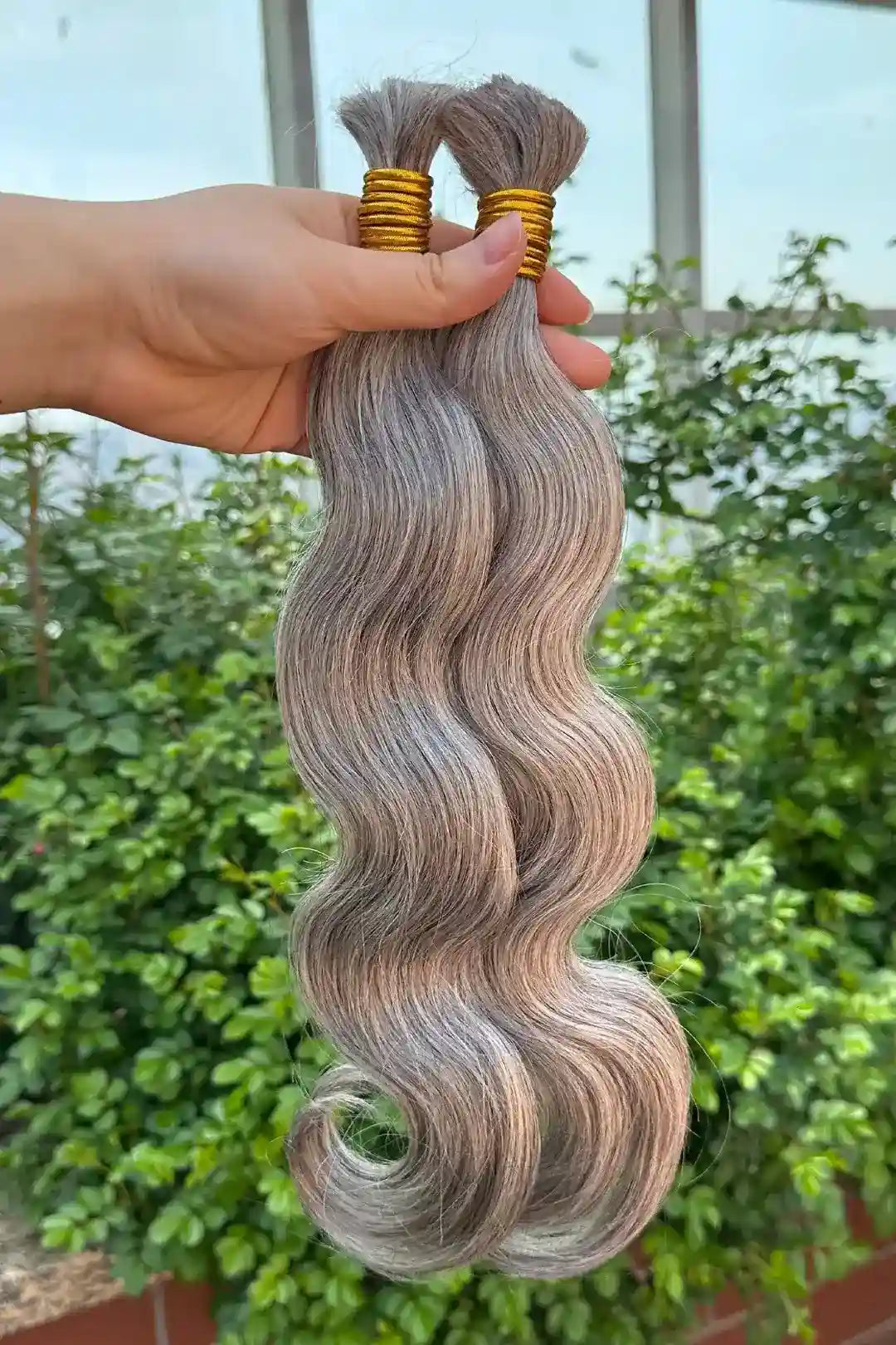 Outdoor picture of 30 salt and pepper bulk hair body wave for braiding 85  gray bu32