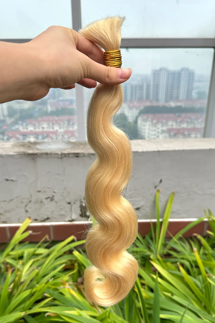 Outdoor picture of 613 blonde body wave bulk human hair for braids double drawn