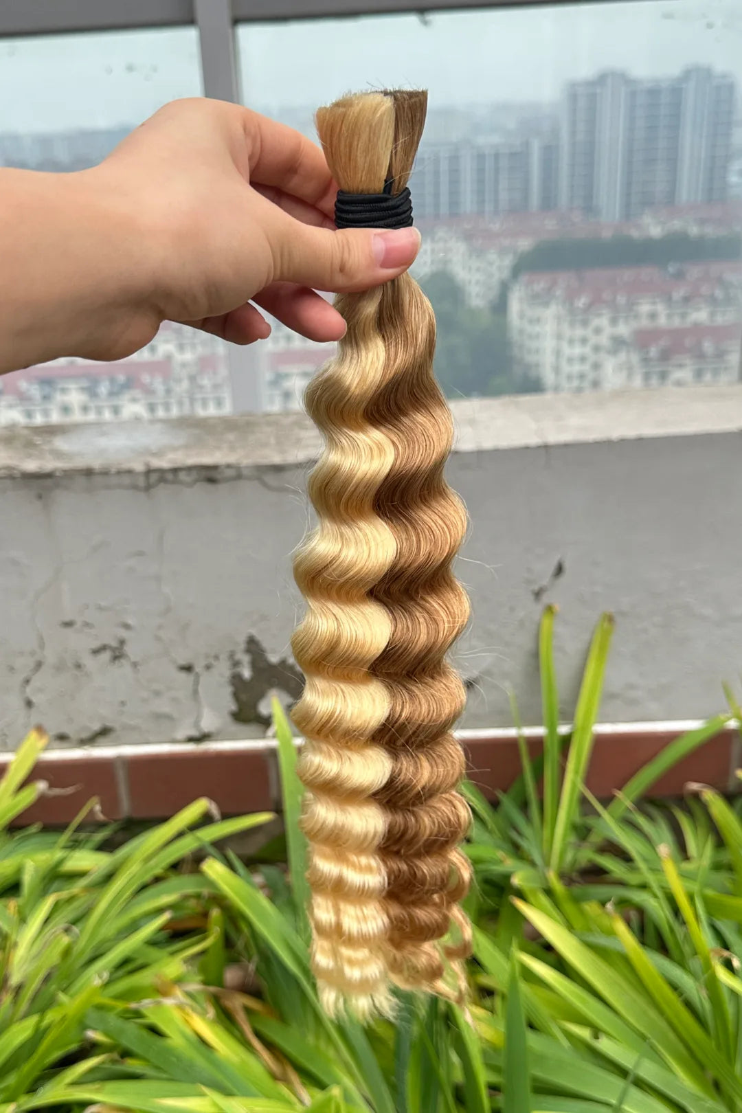 Outdoor picture of 27 613 piano color deep wave bulk hair for braiding bu25