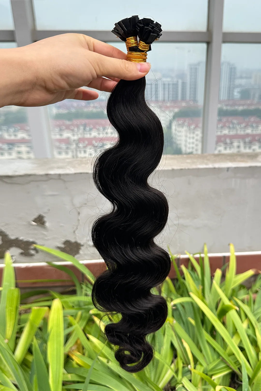 Outdoor picture of body wave flat tip human hair extension pre bonded for black women