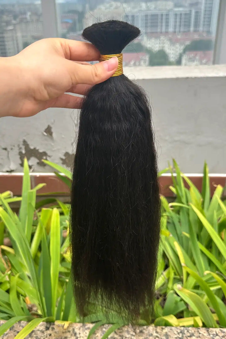 Outdoor picture of kinky straight bulk hair for braiding natural black bu10