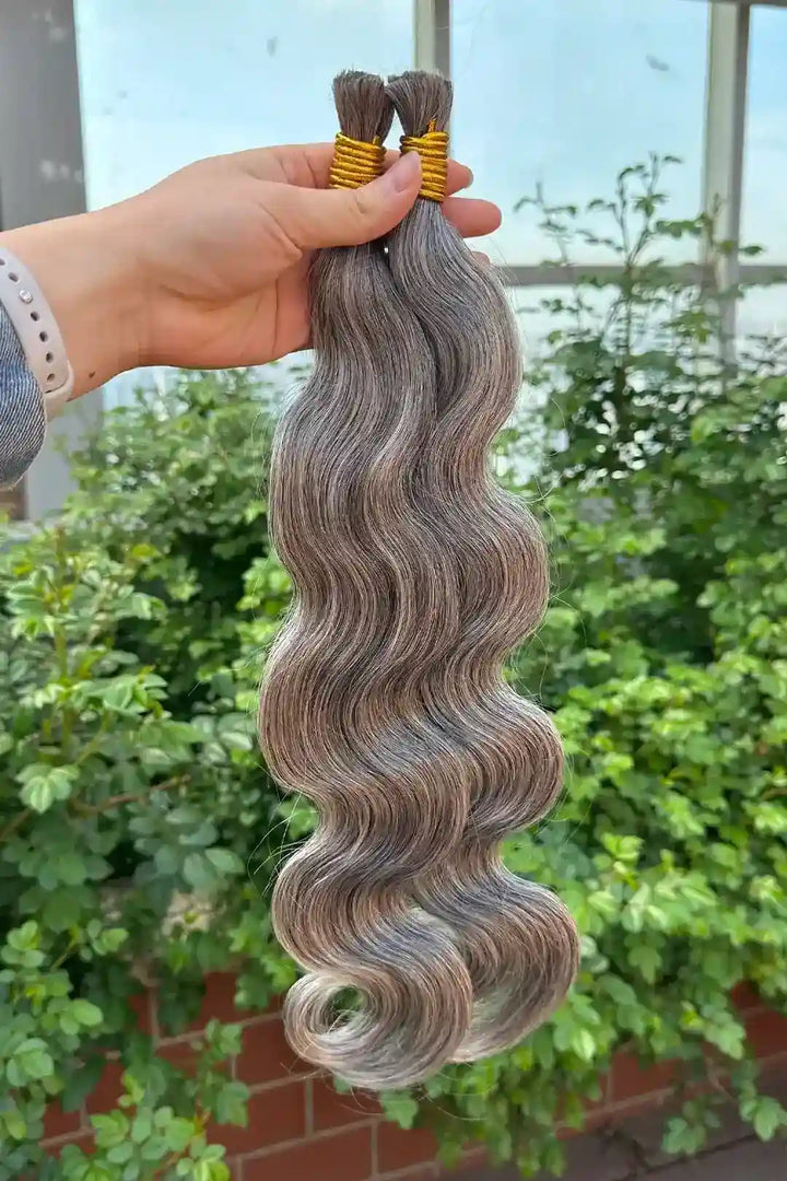 Outdoor picture of salt and pepper bulk hair body wave for braiding 70% gray bu32