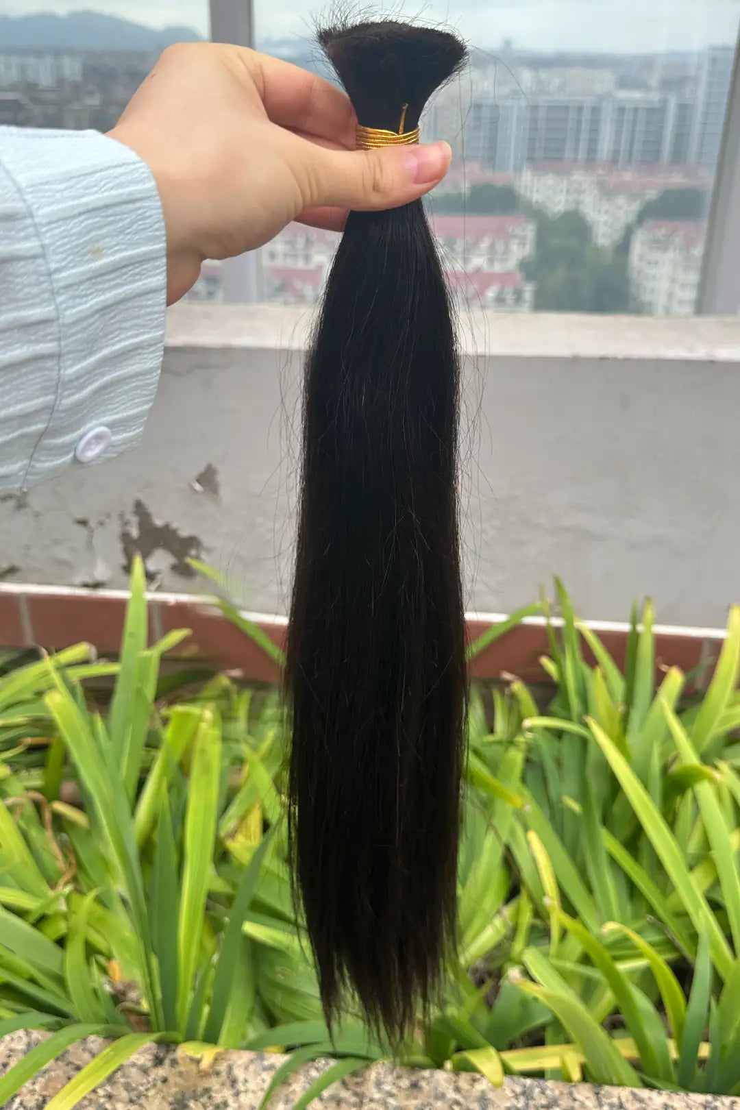 Outdoor picture of straight bulk hair for braiding natural black bu09