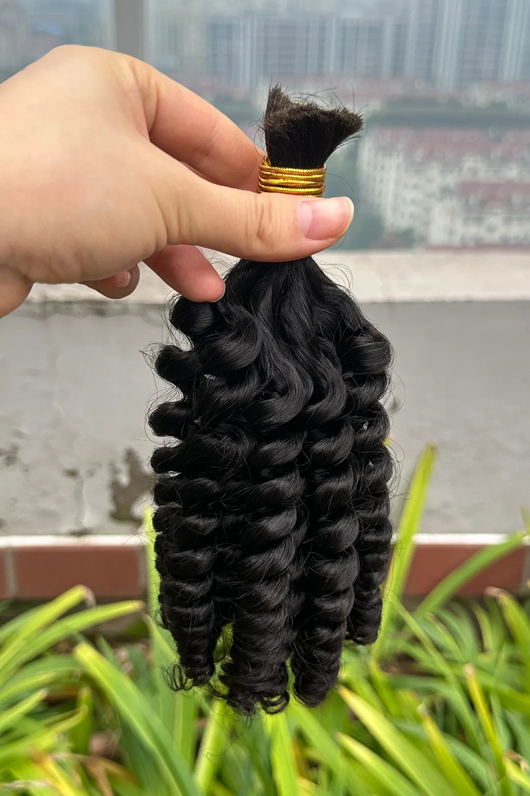 Outdoor picture of twist curly bulk human hair for braiding natural black bu26