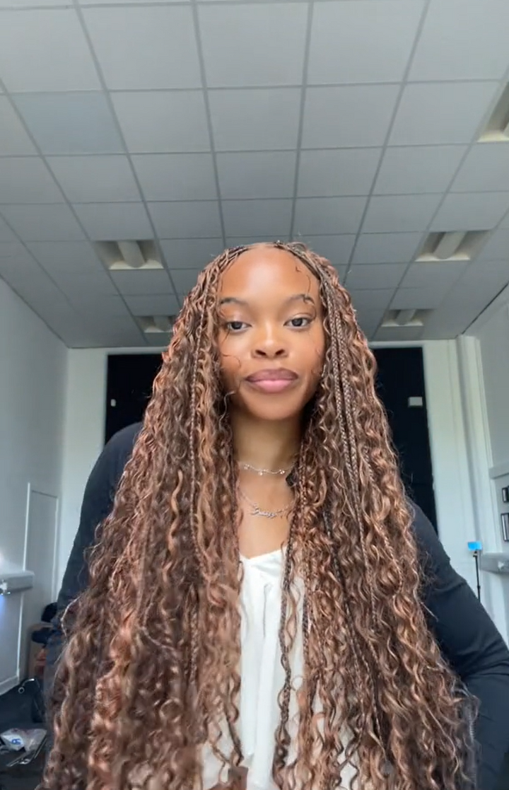tiktok-influencer-_tabithatope-shows-the-braiding-process-of-#33-dark-auburn-brown-deep-wave-bulk-hair