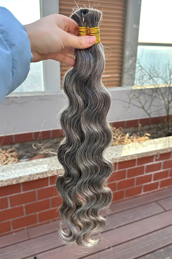 Cabello ondulado a granel con sal y pimienta para trenzar 70 % gris