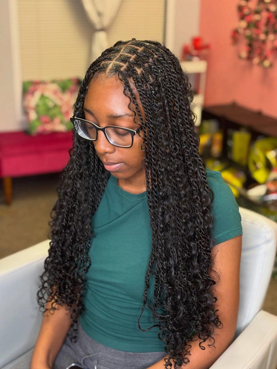 Long black boho knotless braids with defined curls and center parting, hairstylist located in Arlington, TX
