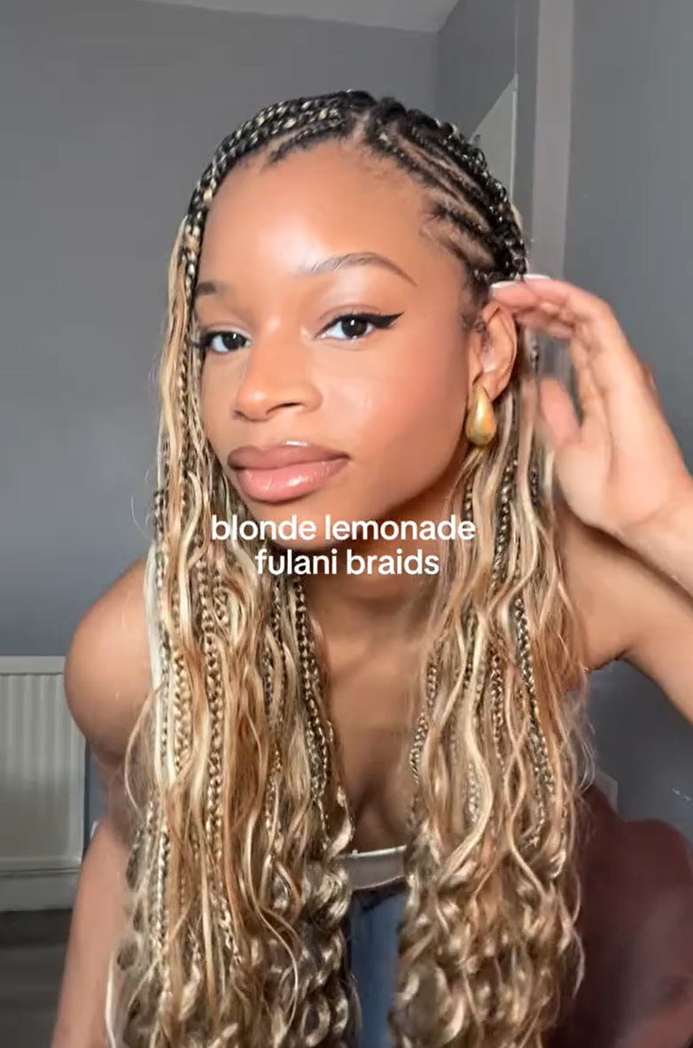 Tiktok influencer fionaakenny shows the braiding process of #27/30/613 piano color body wave bulk hair