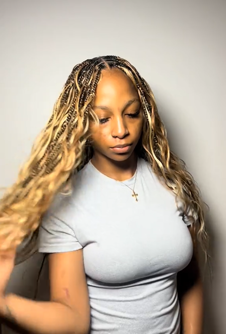 Tiktok influencer jadynxvalentine shows the braiding process of #27/30/613 piano color body wave bulk hair