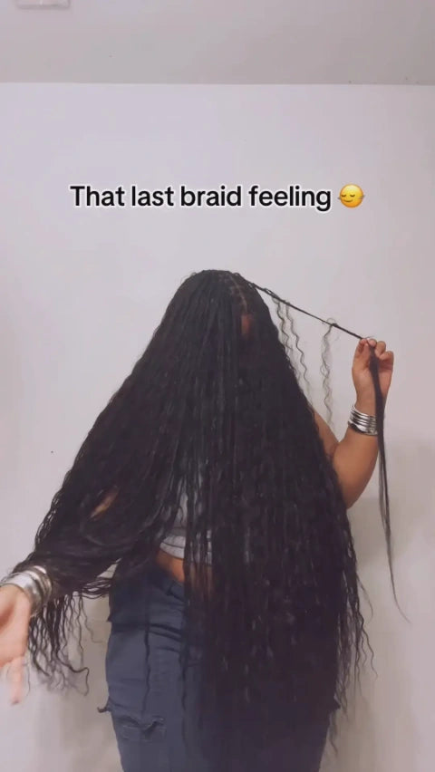Tiktok Influencer-kendra.charise is Showing The Braiding Process Of Wavy Loose Hair