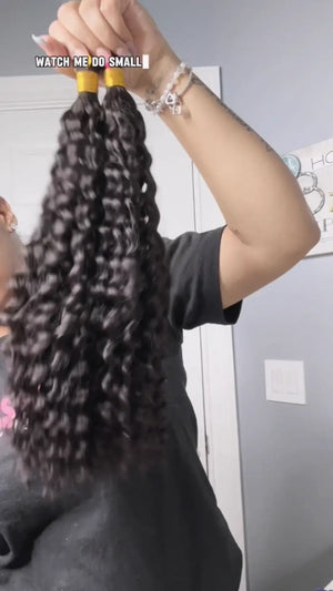 Tiktok Influencer-kiarrigoolsby is Showing The Braiding Process Of Wavy Loose Hair