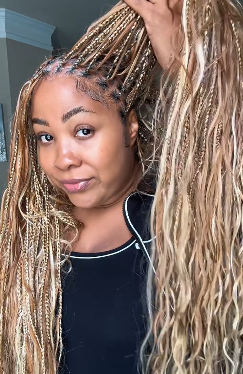 Tiktok influencer shilohstemple shows the braiding process of #27/30/613 piano color body wave bulk hair