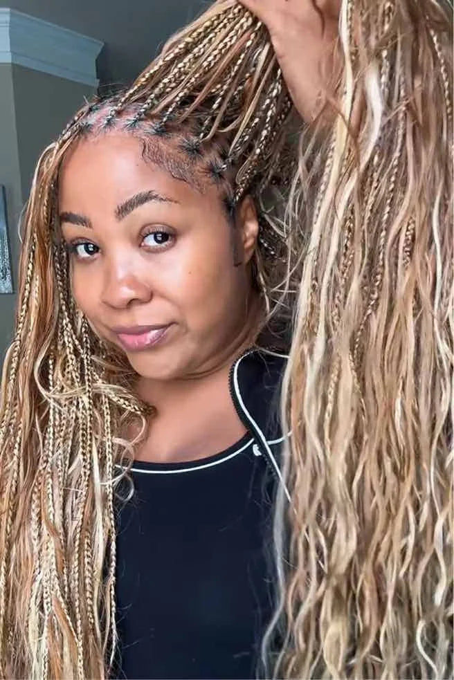 Tiktok influencer shilohstemple shows the braiding process of #27/30/613 piano color body wave bulk hair