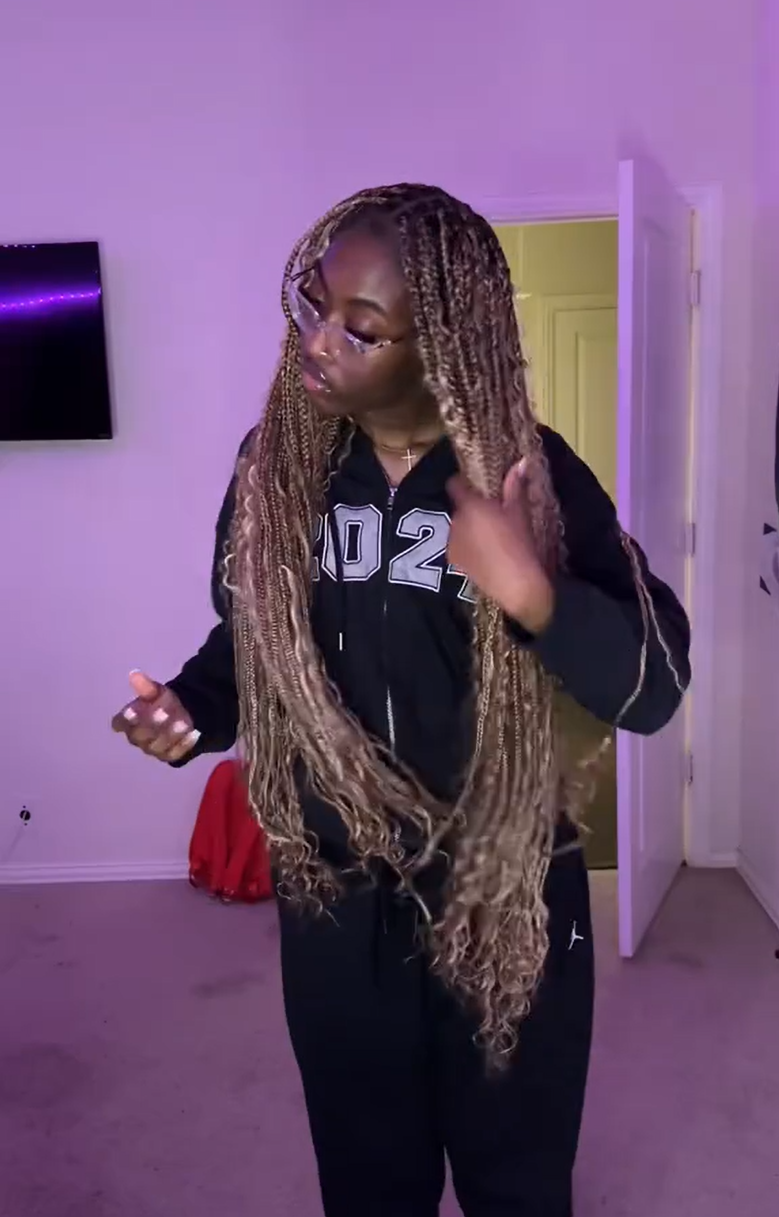 Tiktok influencer sossgirlfaith shows the braiding process of 27/30/613 piano color deep wave bulk hair