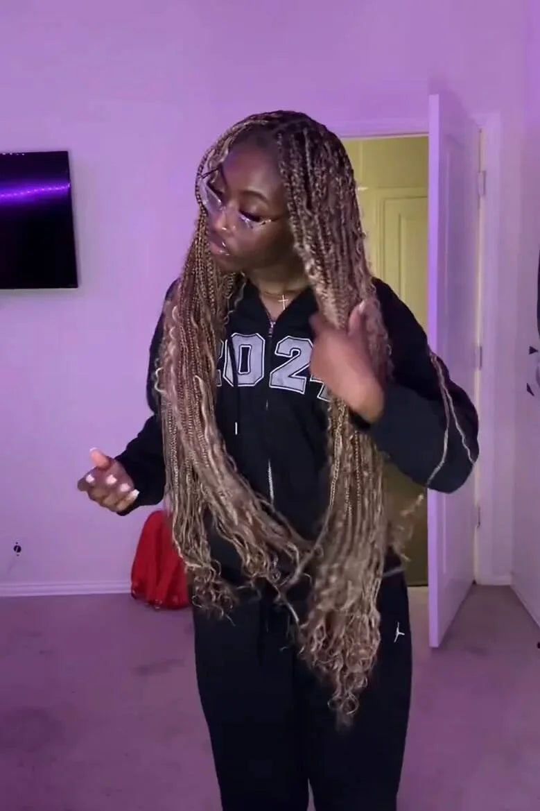 Tiktok influencer sossgirlfaith shows the braiding process of 27/30/613 piano color deep wave bulk hair