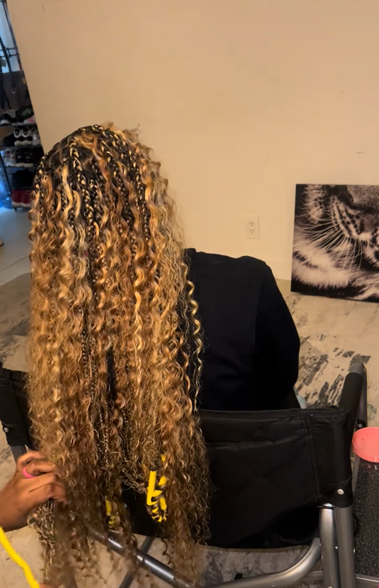 Tiktok influencer thompsonmomma shows the braiding process of 27/30/613 piano color deep wave bulk hair